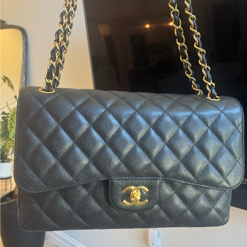 Chanel Black Quilted Shoulder Bag with Gold Chain Jumbo Double flap - excellent